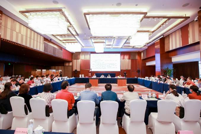 说明: C:\Users\32936\Desktop\人大学院\网站管理\宣传稿件\20200525 专家服务团走进内江\背影.jpg