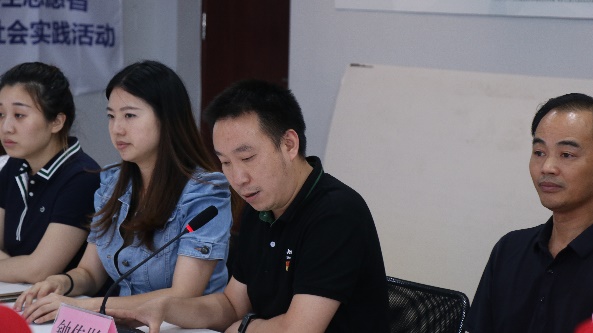 一群穿黑色衣服的人描述已自动生成