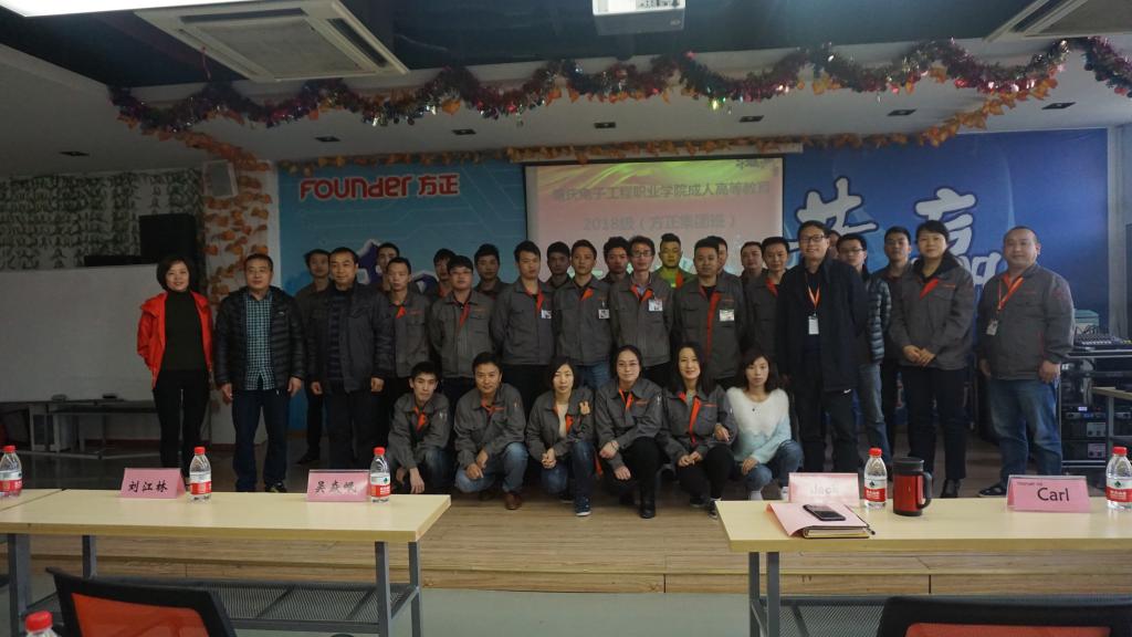 部分学生与领导合影