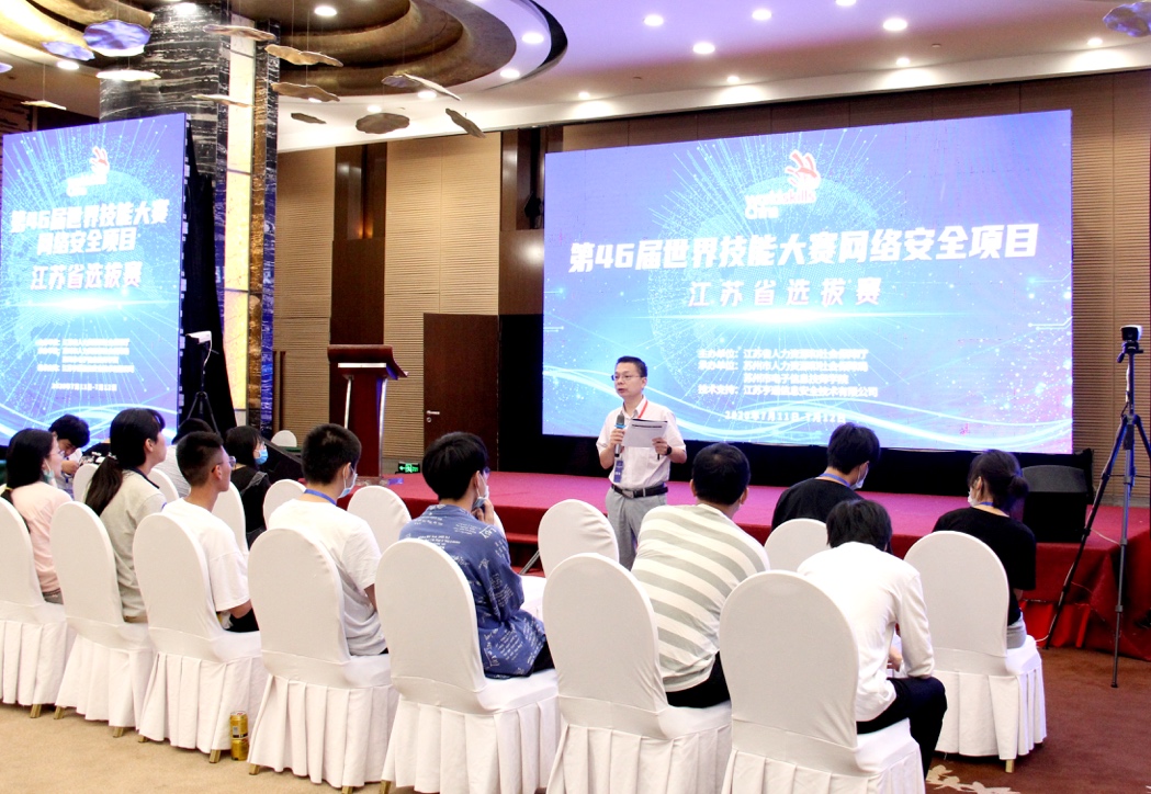 会议室里的人们描述已自动生成