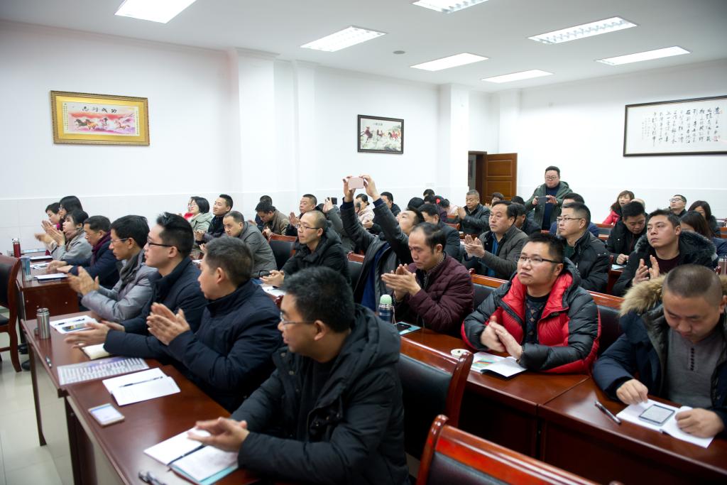 参加学员认真听讲